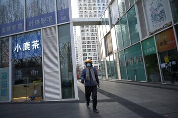 Un trabajador del delivery camina