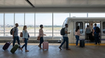 El sistema ferroviario permite llegar a las terminales evitando parte de la congestión provocada por las obras y los cambios en la circulación interna.