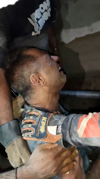 El rescate de dos hombres tras más de 30 horas bajo los escombros en Venezuela capturas