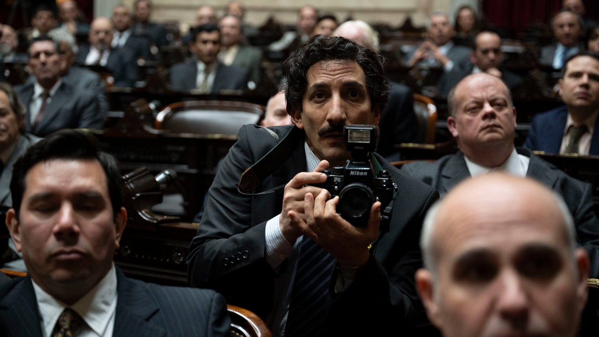 En la serie basada en la vida de Carlos Menem, Juan Minujín interpretó al fotógrafo presidencial (Credito: Amazon Prime)