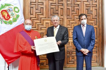 Cardenal Barreto es condecorado con