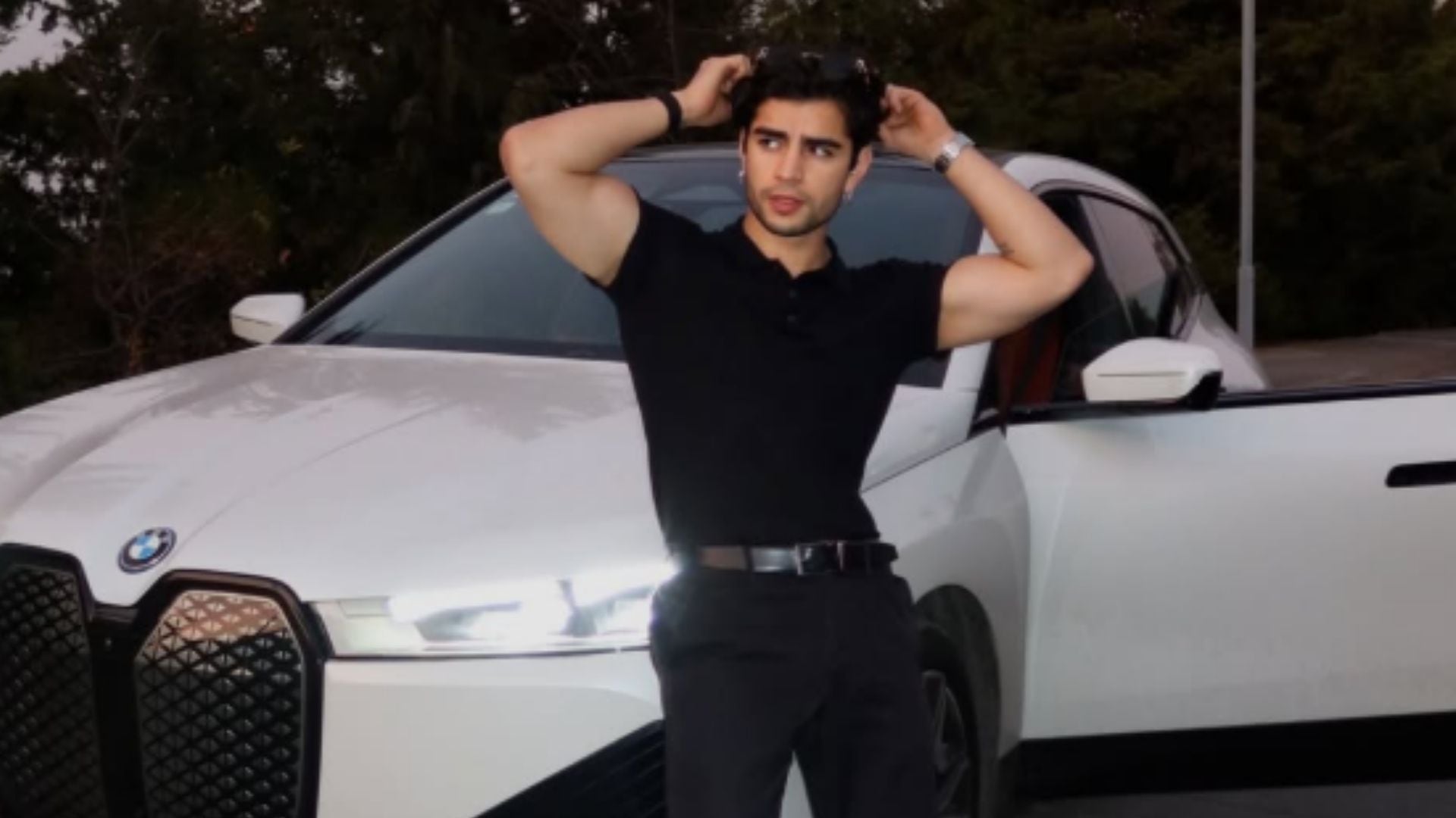 Aarón Mercury compra una BMW iX xDrive50 eléctrica de lujo y se posiciona como tendencia en redes sociales tras su adquisición.(Instagram: @aaronmercury)