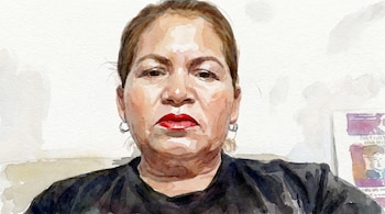 Pintura en acuarela de una mujer con cabello castaño recogido, labios rojos y aretes, vestida con una camiseta oscura, sobre un fondo blanco.