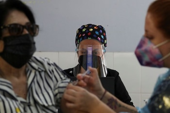 Una mujer recibe la vacuna