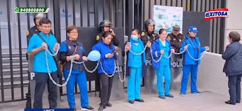 Enfermeros se encadenan y exigen a las autoridades que no los despidan de manera injustificada.