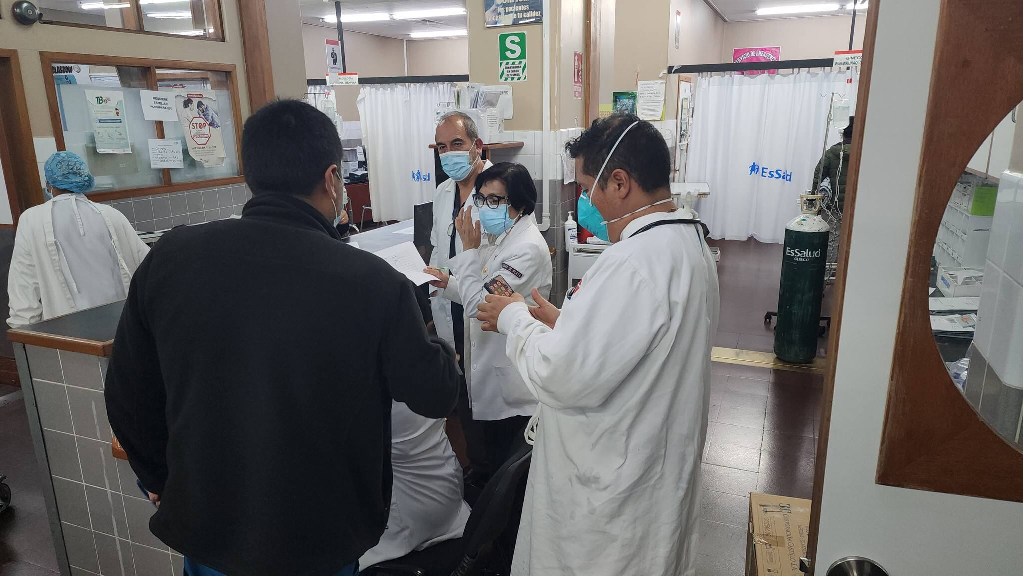 Exministros afirmaron que las decisiones del Gobierno frente al sistema de salud son erráticas - crédito X