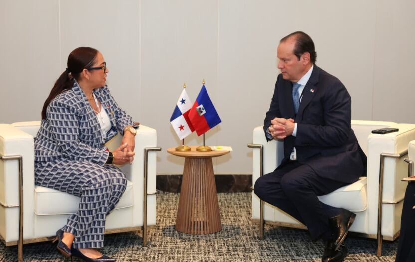 Los cancilleres Raina Forbin y Javier Martínez Acha Vásquez, de Panamá y Haití, respectivamente, hablaron sobre la seguridad en la nación caribeña. (Cancillería)