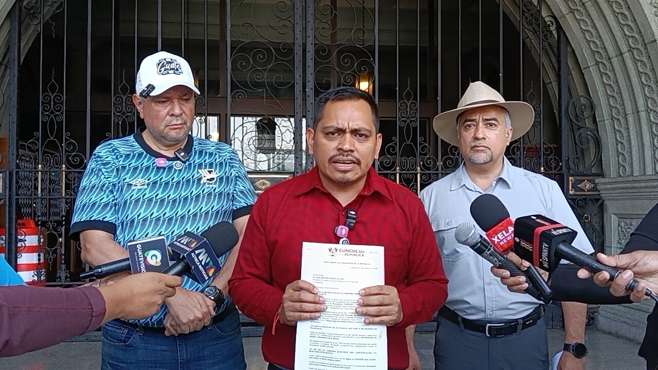 El diputado José Chic, sostiene un documento del Congreso de la República dirigido al presidente de Guatemala durante una conferencia de prensa. (cortesia)