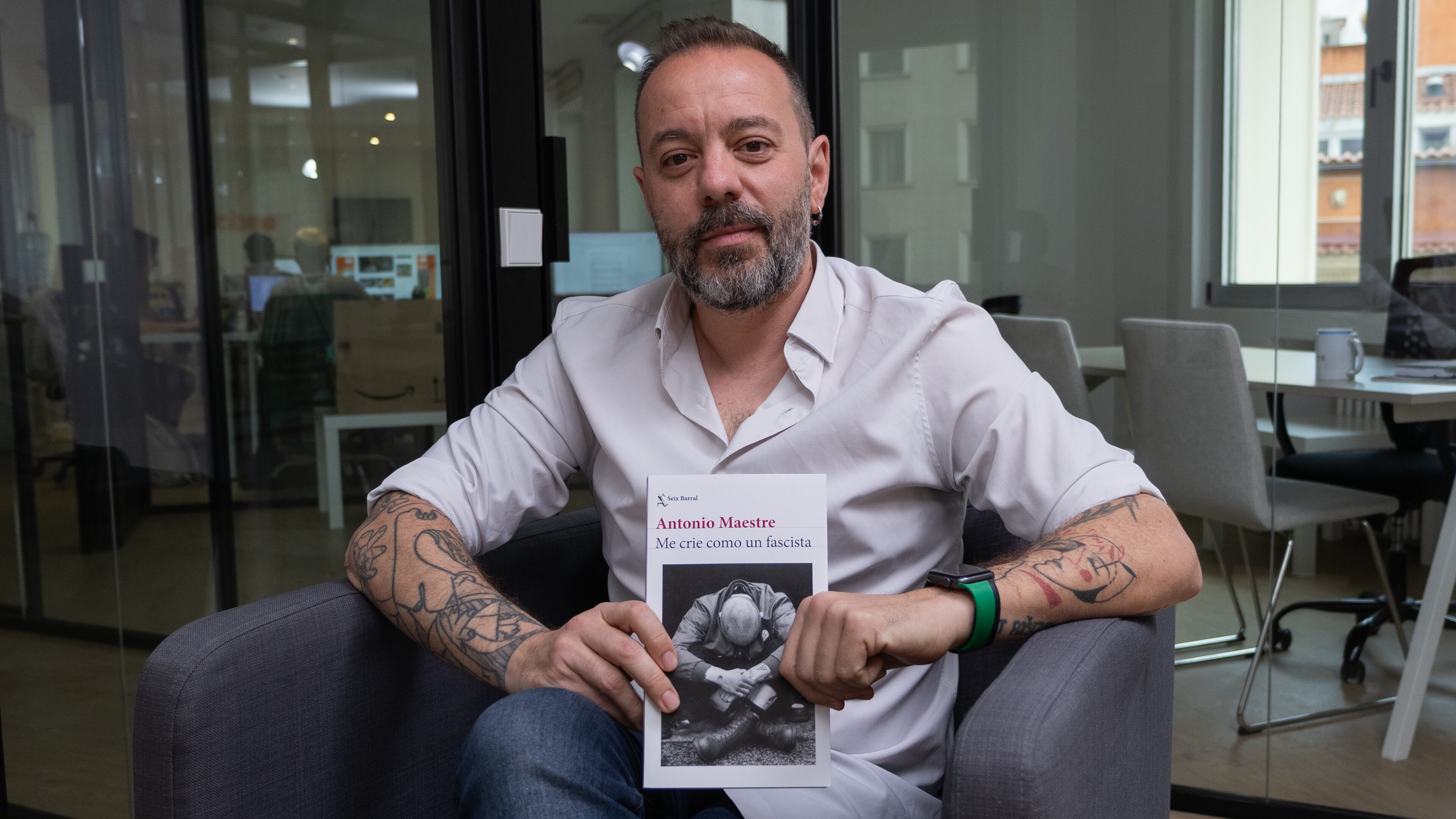 Antonio Maestre, periodista y escritor, presenta su nuevo libro 'Me crie como un fascista'. (Alejandro Higuera López/Infobae)
