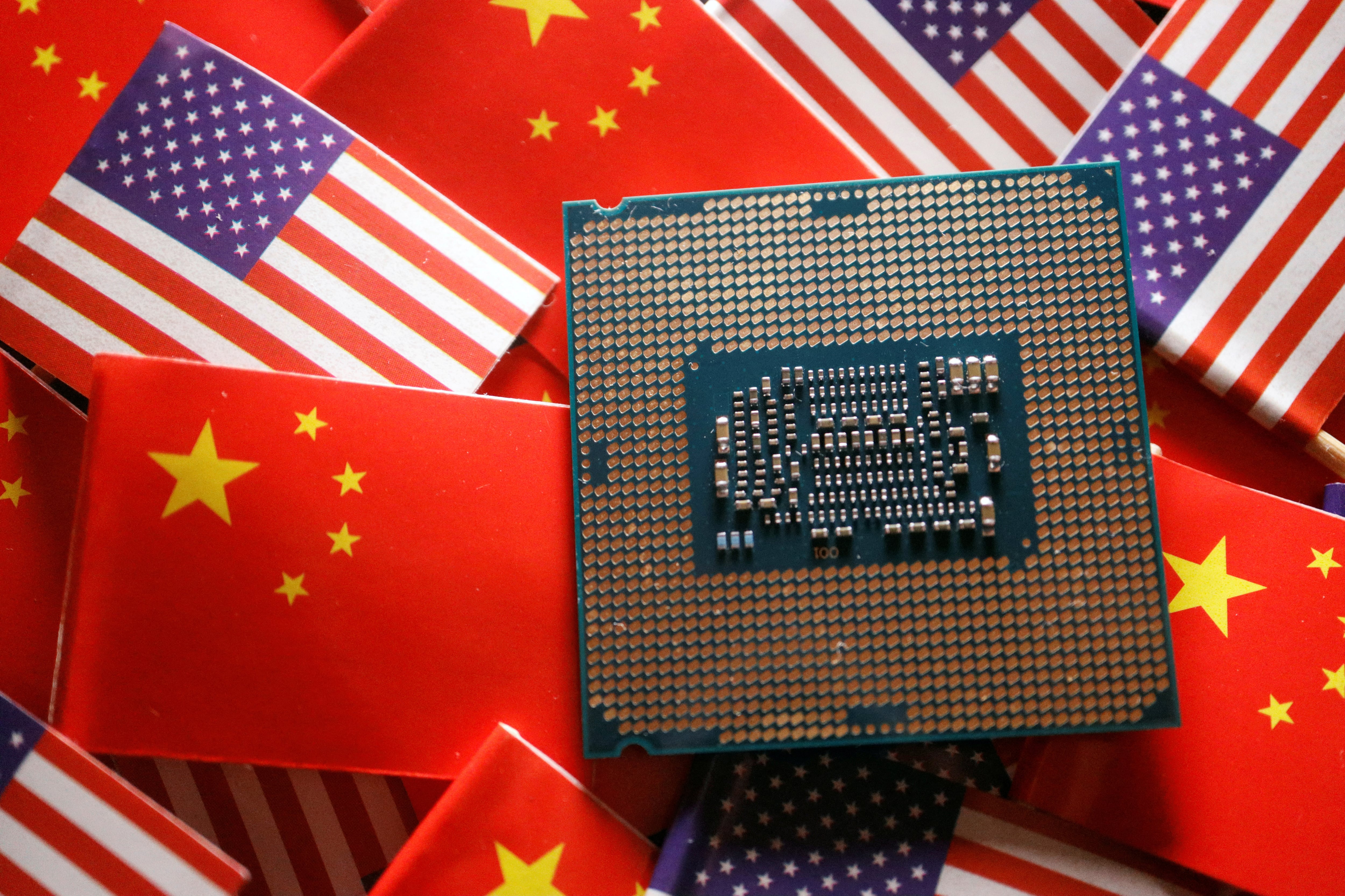 Beijing lidera en robótica industrial y tierras raras, mientras Washington aventaja en el diseño de semiconductores y modelos de lenguaje. (REUTERS/Florence Lo/Illustration/File Photo)