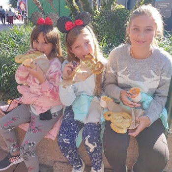 Nicole Neumann junto con sus