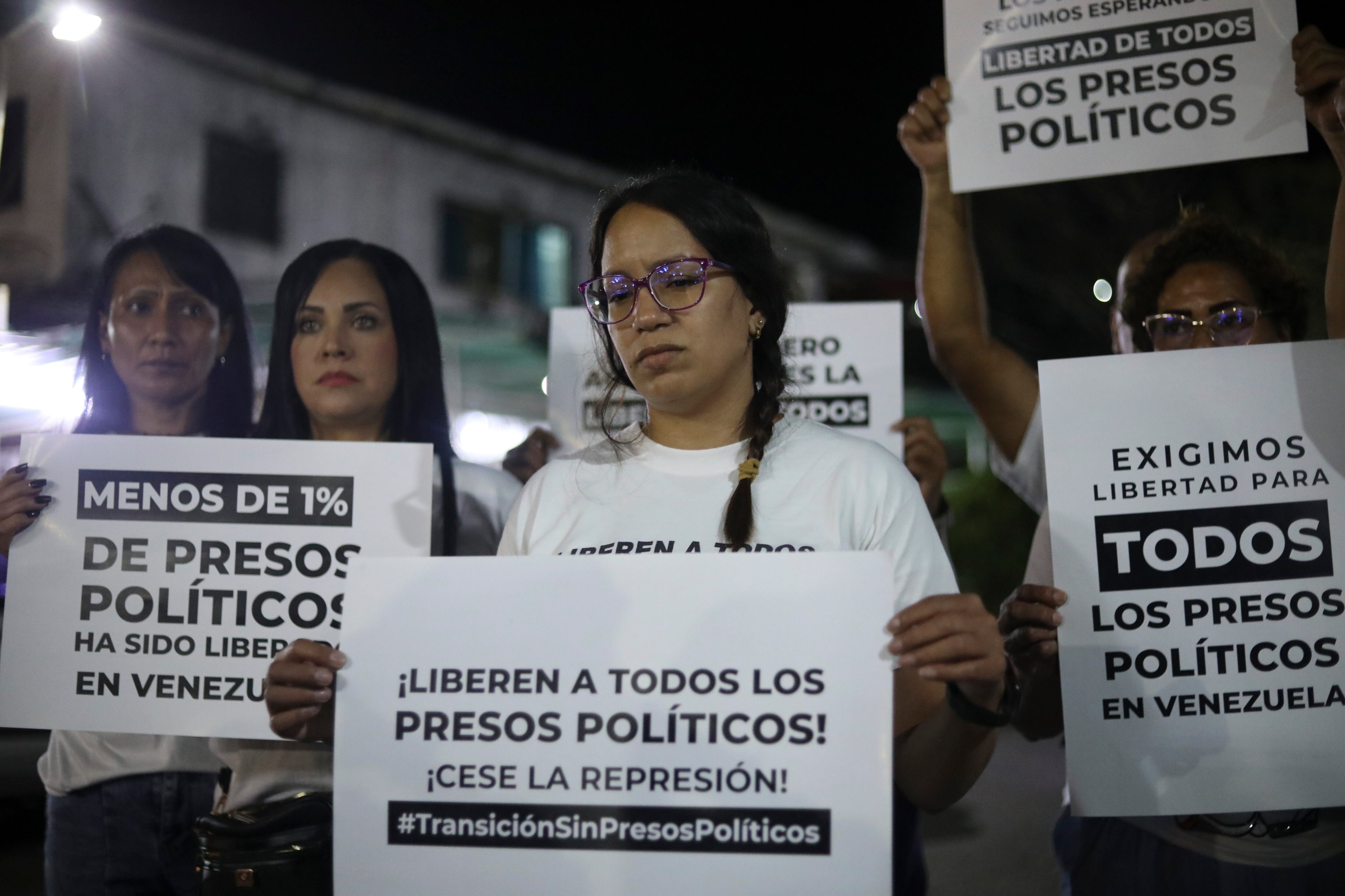 Familiares de presos políticos sostiene carteles durante una vigilia afuera del centro penitenciario Rodeo I, en el municipio Zamora estado Miranda (EFE/ STR)