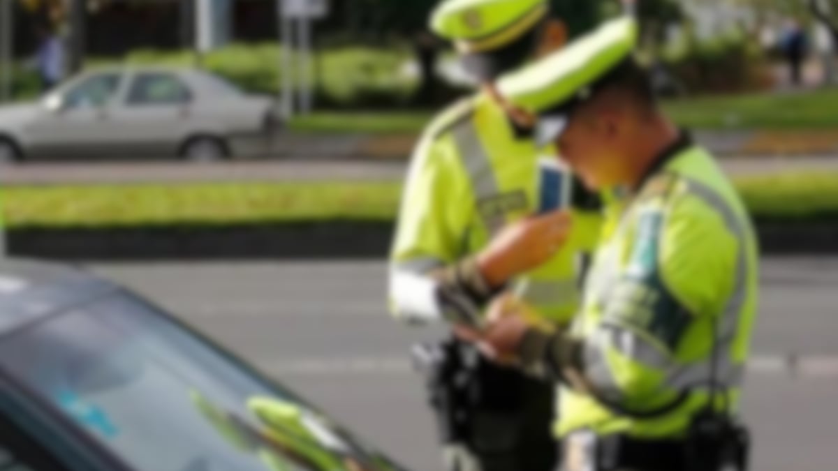 Conductores en Colombia deben portar cinco documentos obligatorios y conocer sus derechos para no ser sancionados ni engañados en controles viales- crédito Colprensa