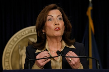 La gobernadora Kathy Hochul propuso elevar el salario mínimo en el estado de Nueva York desde el 1 de marzo de 2027 (REUTERS/Brendan McDermid)