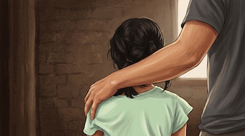 Vista posterior de una niña con camiseta verde y un adulto con camiseta gris que apoya la mano sobre su hombro.