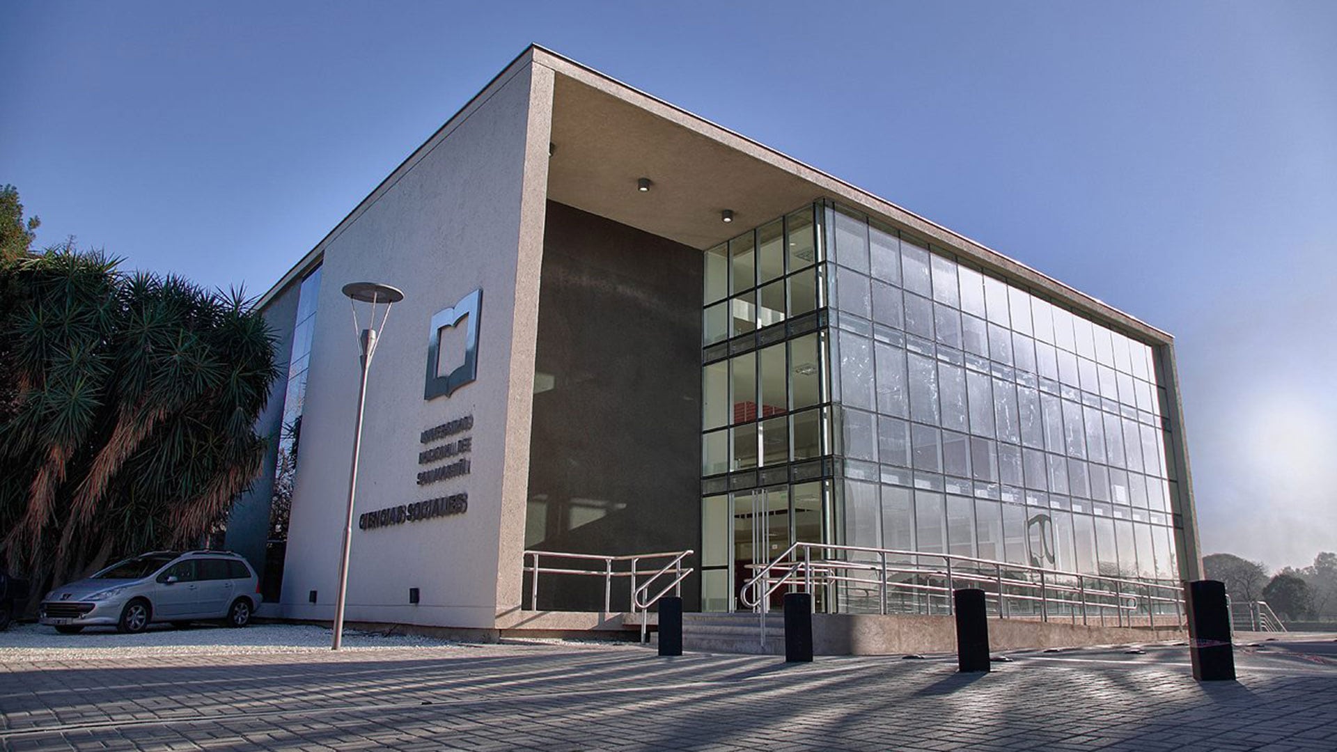 La investigación se originó en convenios entre el Ministerio de Planificación Federal y la Universidad Nacional de San Martín (UNSAM) para desarrollar infraestructura y adquirir equipamiento destinado al sistema de Televisión Digital