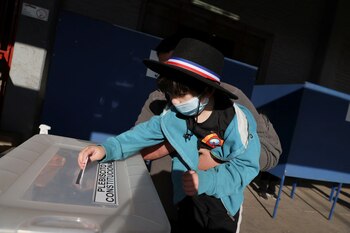 Un niño es alzado por