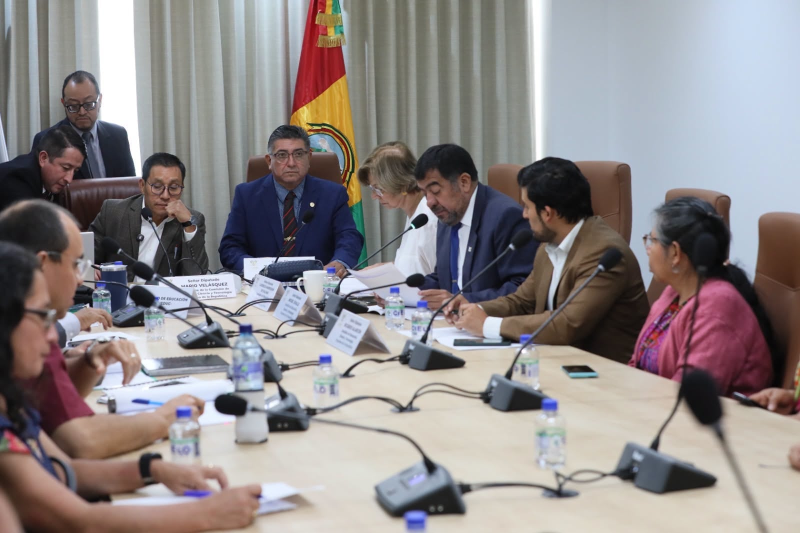 Integrantes de la Comisión de Ciencia y Tecnología del Congreso de Guatemala sostienen una sesión de trabajo sobre proyectos legislativos. (Congreso de la República de Guatemala)