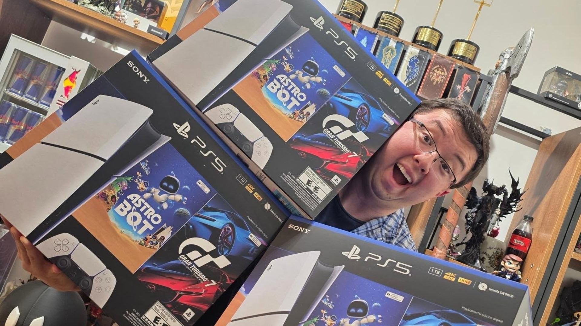 El popular influencer Phillip Chu Joy sonríe mientras posa con varias consolas PlayStation 5, que regaló a miembros de mesa electoral tras emitir su voto.