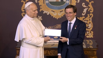 Almeida hace entrega a León XIV de la Llave de Oro de Madrid antes de la masiva misa del Corpus Christi en Cibeles