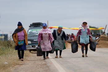 Mujeres caminan frente a un