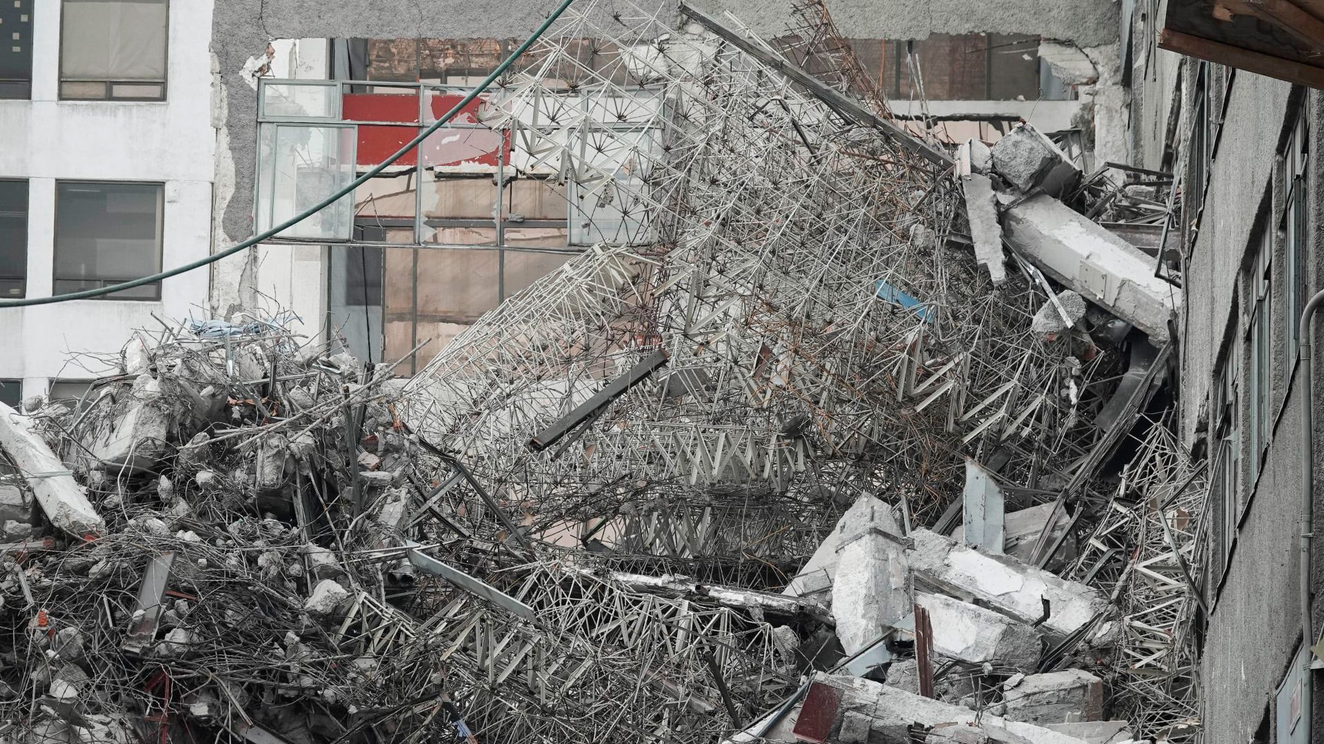 CIUDAD DE MÉXICO, 09MARZO2026.- Un edificio que se encontraba en proceso de demolición colapsó en un predio ubicado sobre Calzada San Antonio Abad, esquina con Lorenzo Boturini y Alfredo Chavero, en la colonia Tránsito, a un lado del metro San Antonio Abad en la alcaldía Cuauhtémoc. En el lugar se encontraban 57 trabajadores, de los cuales 53 fueron evacuados y cuatro quedaron atrapados tras el derrumbe; uno de ellos ya fue rescatado y trasladado a un hospital. Cuerpos de emergencia continúan transitando en las labores de rescate. FOTO: CAMILA AYALA BENABIB / CUARTOSCURO