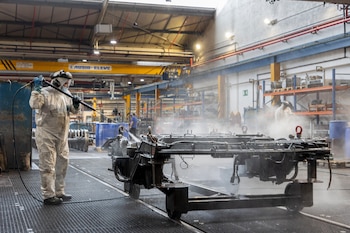 Un trabajador de un taller