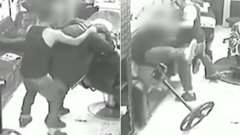 Dos paneles de video en blanco y negro muestran una pelea entre al menos dos personas en una barbería. Las figuras humanas y los elementos son borrosos