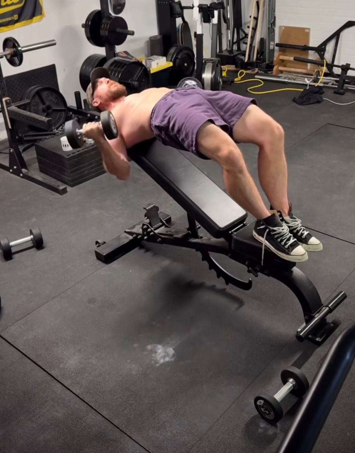 Los curls de pelícano colocan a los bíceps bajo tensión con los brazos detrás del torso y generan un estiramiento marcado en la parte inferior de cada repetición (Instagram/@rangeofstrength)