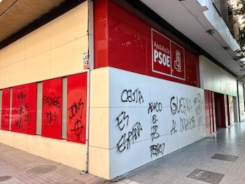 24/09/2026 El PSOE de Córdoba condena el nuevo acto vandálico cometido contra su sede con pintadas alusivas a Ceuta.
El PSOE de Córdoba ha condenado el nuevo acto vandálico cometido contra su sede provincial, mediante pintadas de la 'Falange', acompañadas de un punto de mira, en las que se señala que 'Ceuta es España', en las que se llama a la 'Guerra al invasor' y en las que se también se lee 'Abajo el 78', lo que supone, según el PSOE cordobés, "un ataque que vuelve a situar a los socialistas como objetivo de quienes pretenden sustituir el debate democrático por la intimidación, la coacción y el señalamiento político".
ANDALUCÍA ESPAÑA EUROPA CÓRDOBA POLÍTICA
PSOE DE CÓRDOBA