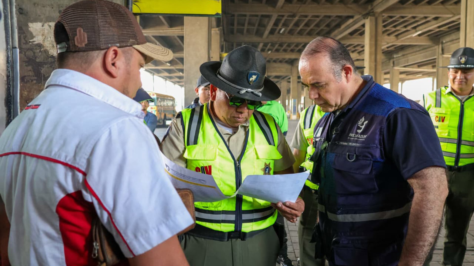 Procurador de los Derechos Humanos, Alejandro Córdova, verifican estado de buses. (fotografía: PDH Guatemala).