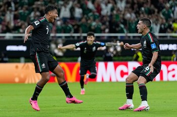 Luis Romo (7) celebra con su compañero Erik Lira (6) tras anota el gol de México en la victoria 1-0 ante Corea del Sur en el partido del Grupo A del Mundial en Zapopán, cerca de Guadalajara, México, el jueves 18 de junio de 2026. (AP Foto/Natacha Pisarenko)