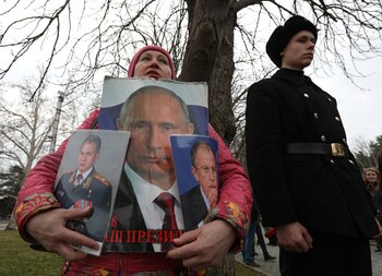 Una mujer mostrando los retratos