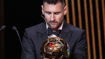 Lionel Messi abraza su Balón