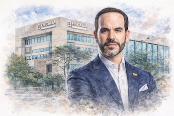 Abelardo de la Espriella posa frente a la sede de la Fiscalía General de la Nación, institución que investiga denuncias de atentado en su contra - crédito