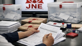 La revisión de actas observadas y el recuento de votos retrasan el desenlace electoral en Perú