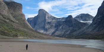 El Monte Thor, en la isla de Baffin, ostenta el récord mundial de la mayor caída vertical con 1.250 metros libres (Wikimedia Commons)