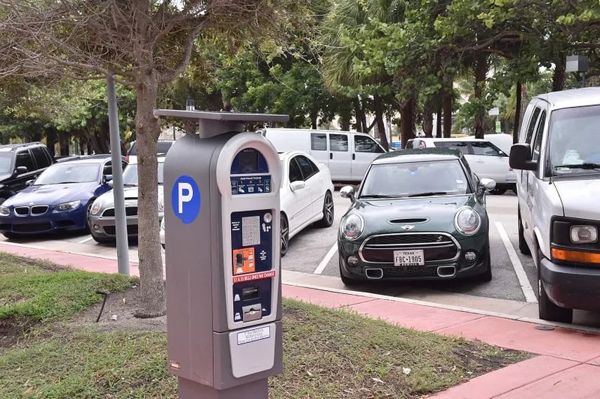Las autoridades de Palm Beach eximen a sus residentes de pagar estacionamiento en 12 parques frente al mar