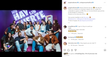 Grupo numeroso de personas sonrientes en un estudio con un sofá morado y un cartel gigante que dice 'NO HAY SIN SUERTE'. Jorge Luna está sentado al frente