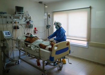 Una médica trata a un