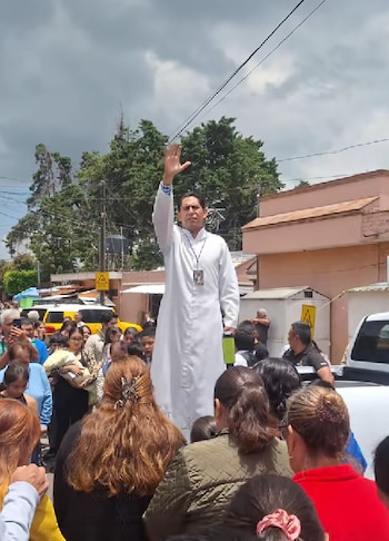 La inesperada escena ocurrió durante una festividad religiosa y rápidamente generó cientos de comentarios entre creyentes y usuarios de redes.
