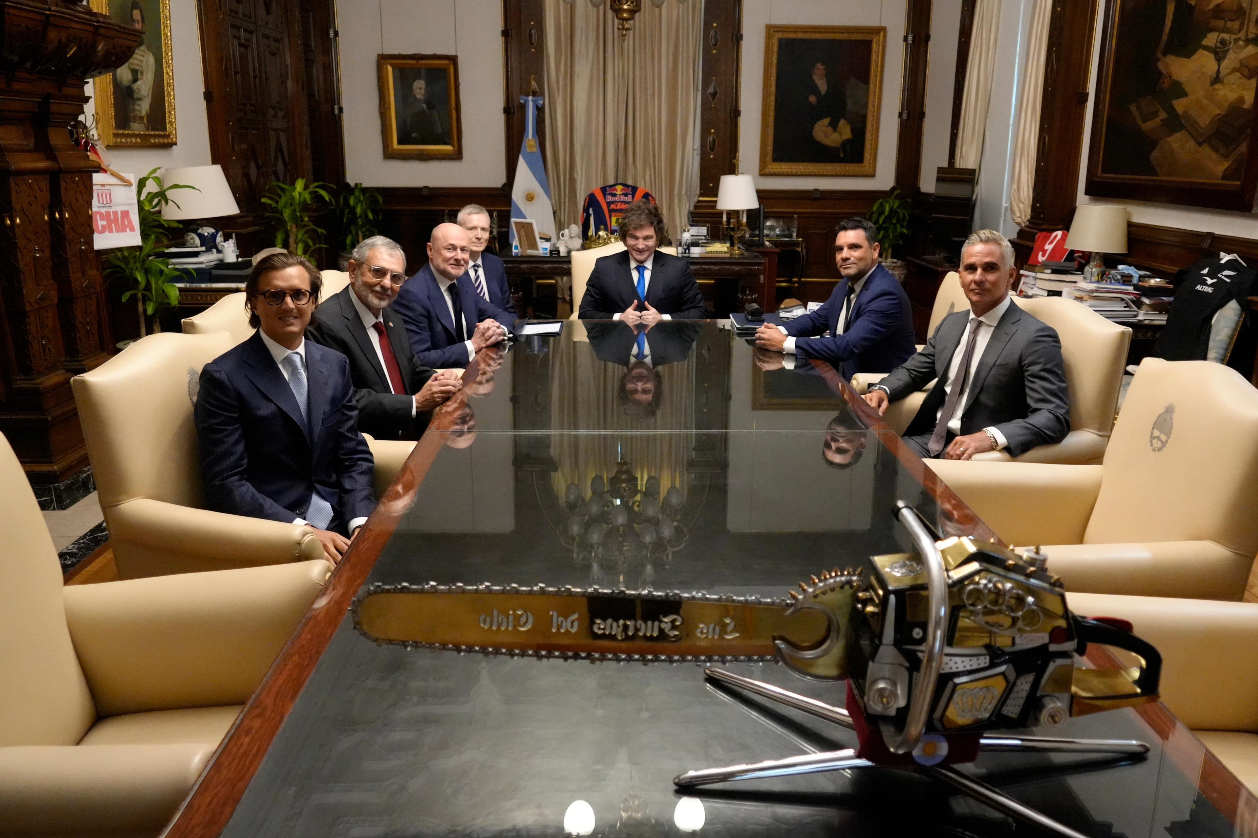 El Presidente Javier Milei se reunió en Casa Rosada con directivos de la empresa suiza Breitling S.A., incluyendo a su CEO Georges Kern, para fortalecer lazos comerciales y de inversión. (Oficina del Presidente)
