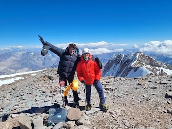 El logro en la cumbre del Aconcagua fue celebrado por otras expediciones y significó una victoria física y emocional para Santero frente a la adversidad
Gentileza Santiago Medina