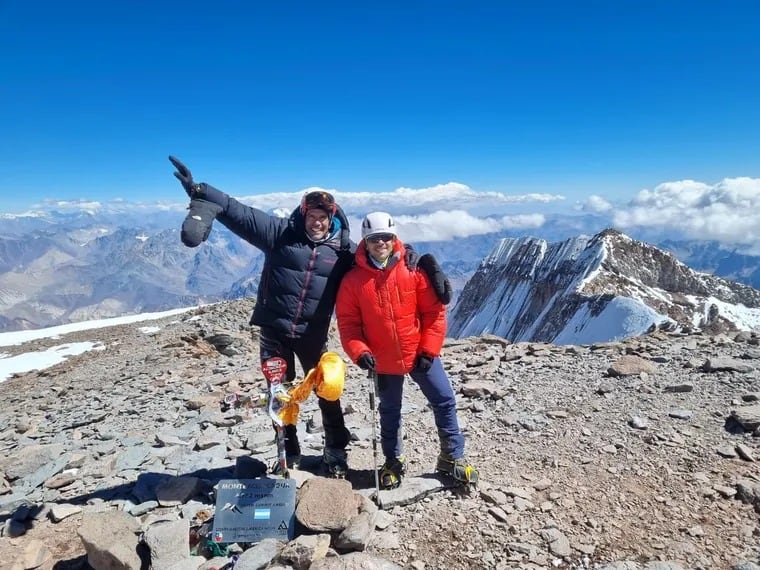 El logro en la cumbre del Aconcagua fue celebrado por otras expediciones y significó una victoria física y emocional para Santero frente a la adversidad
Gentileza Santiago Medina