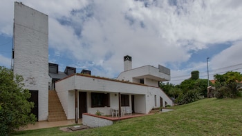 La casa goldstein tenía vista a la arena desde todos los sitios, ahora las construcciones de alrededor modificaron el espíritu original (Diego Medina)