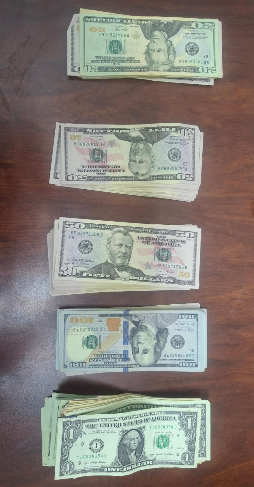 Las autoridades encontraron US$11.610 y 19 dólares de las Islas Caimán. El monto total equivale aproximadamente a L312, 176. (FOTO: Policía Nacional)