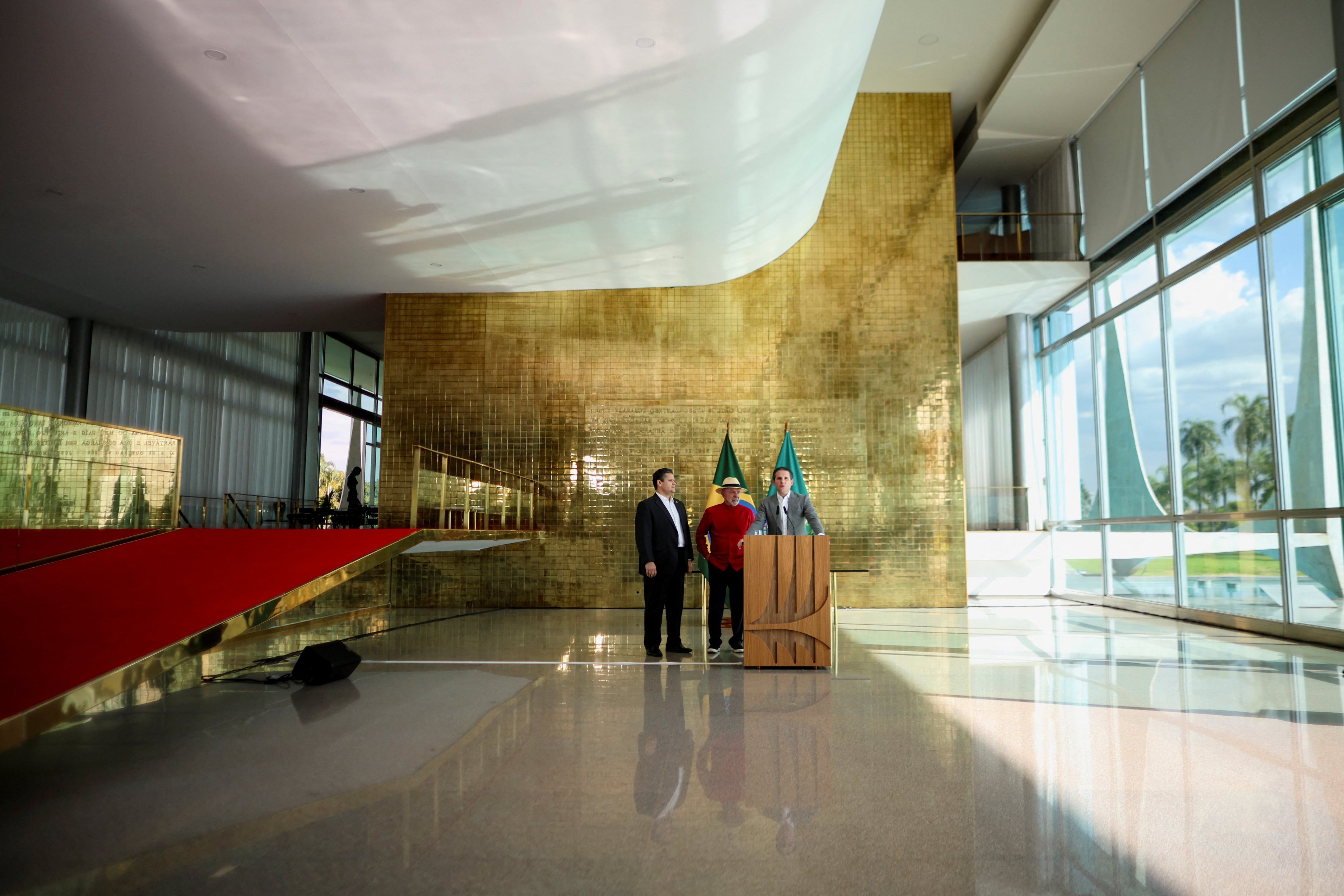Luiz Inácio Lula da Silva junto al titular del Senado, Davi Alcolumbre, y el presidente de la Cámara de Diputados, Hugo Motta, en el Palacio de Alvorada, Brasilia, el 26 de agosto de 2026. (REUTERS/Adriano Machado)