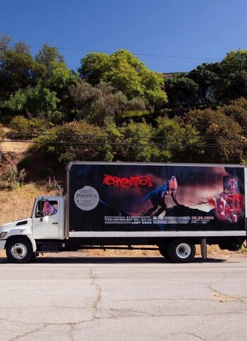 La cantante manejó un trailer