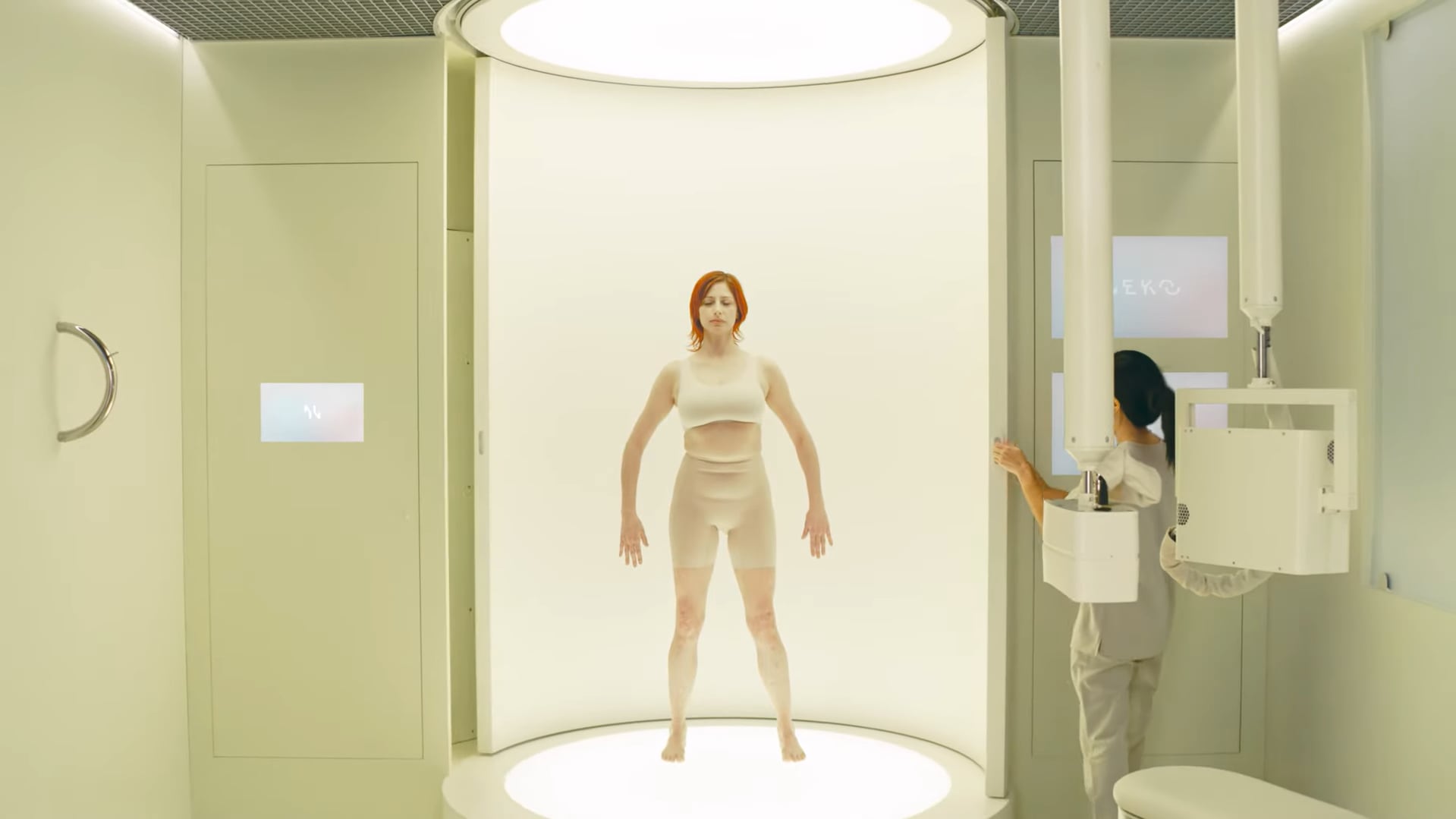 El servicio dura una hora, analiza 50 biomarcadores sanguíneos y cuesta 499 dólares sin cobertura médica tradicional. (YouTube: Neko Health)