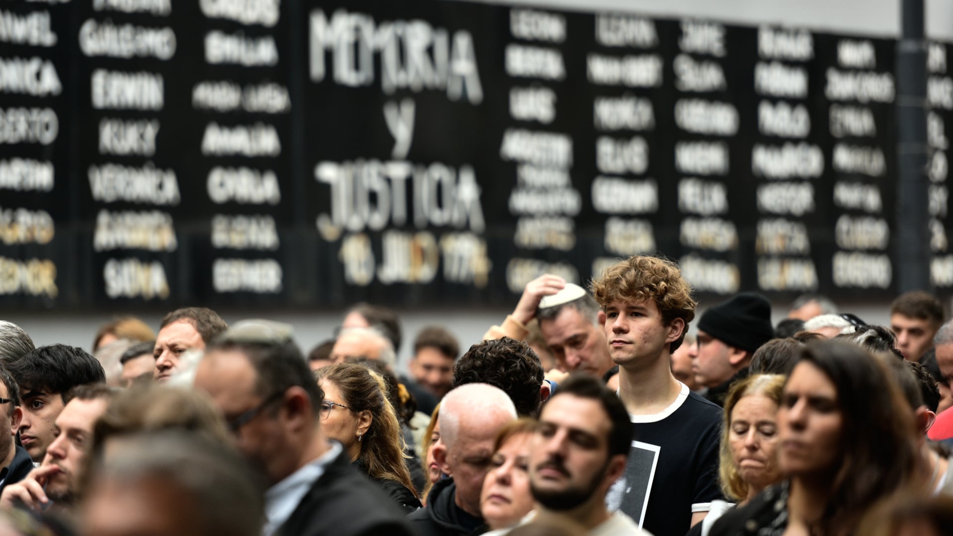 45 fotos del acto central por el 32° aniversario del atentado a la AMIA